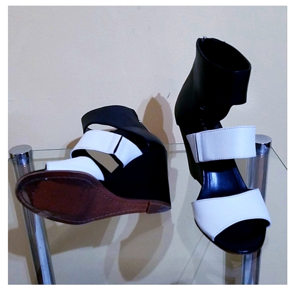 Trouve RobinBlack & White Leather Wedge Sandals 4M - Picture 10 of 16